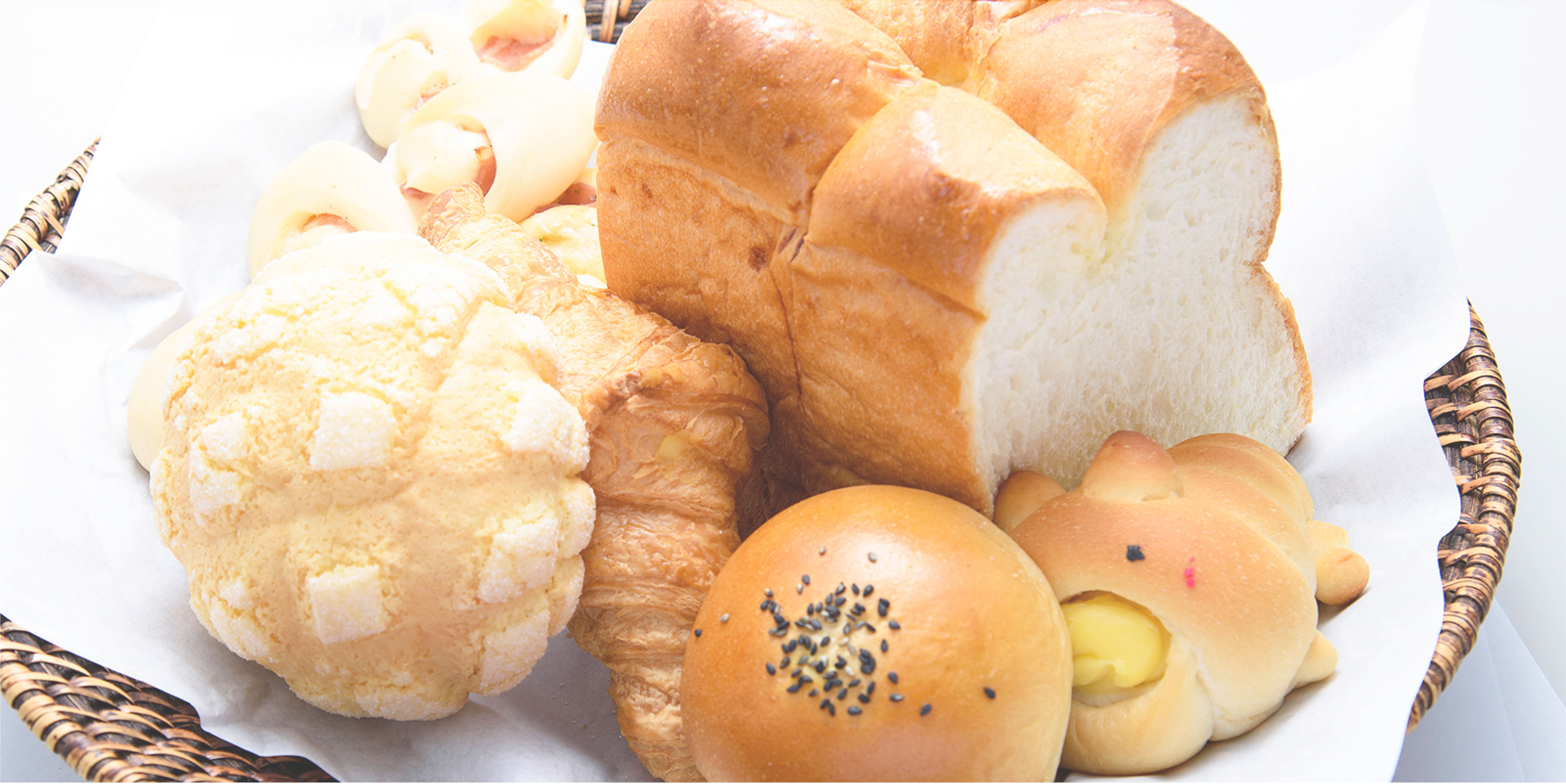 メロンパンを持っている写真