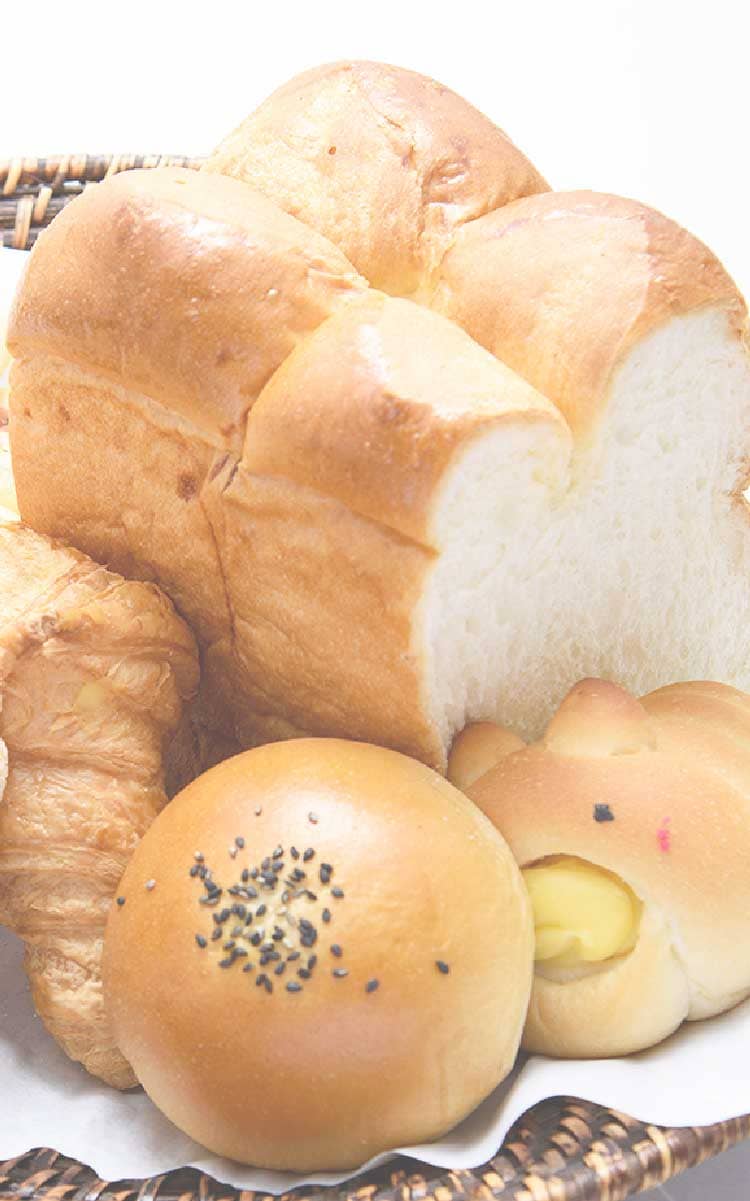 メロンパンを持っている写真